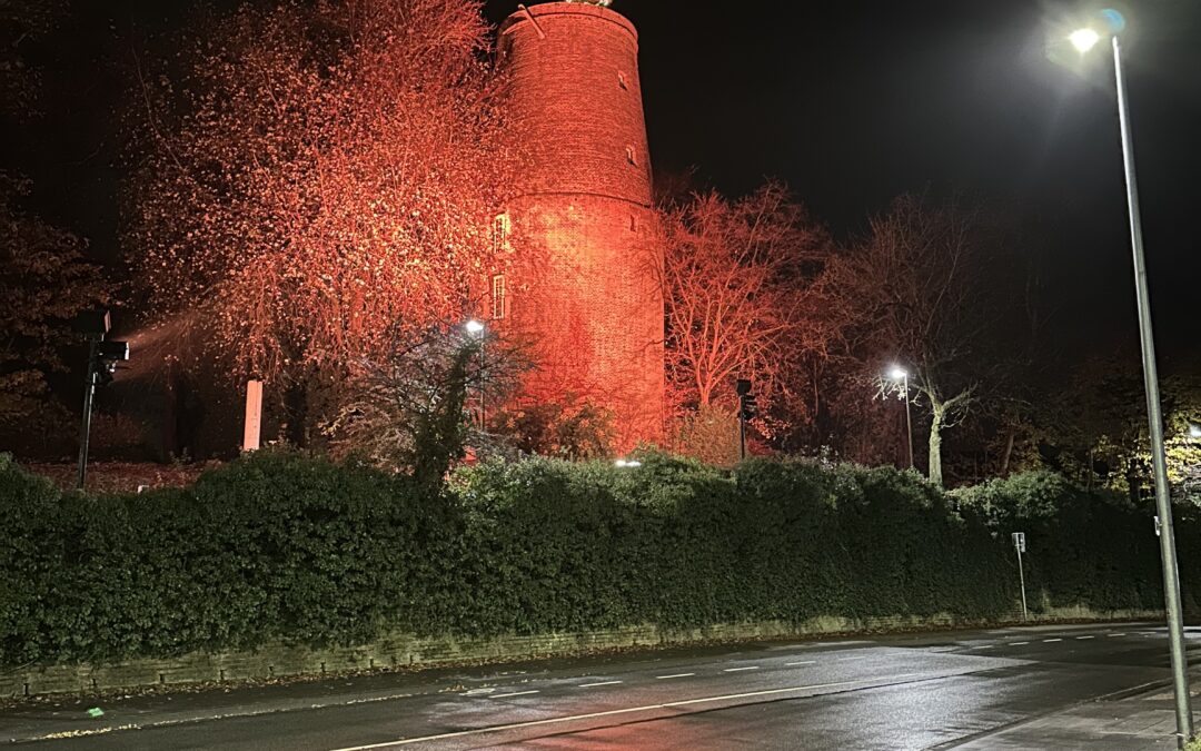 Gelderner Mühlenturm leuchtet Orange