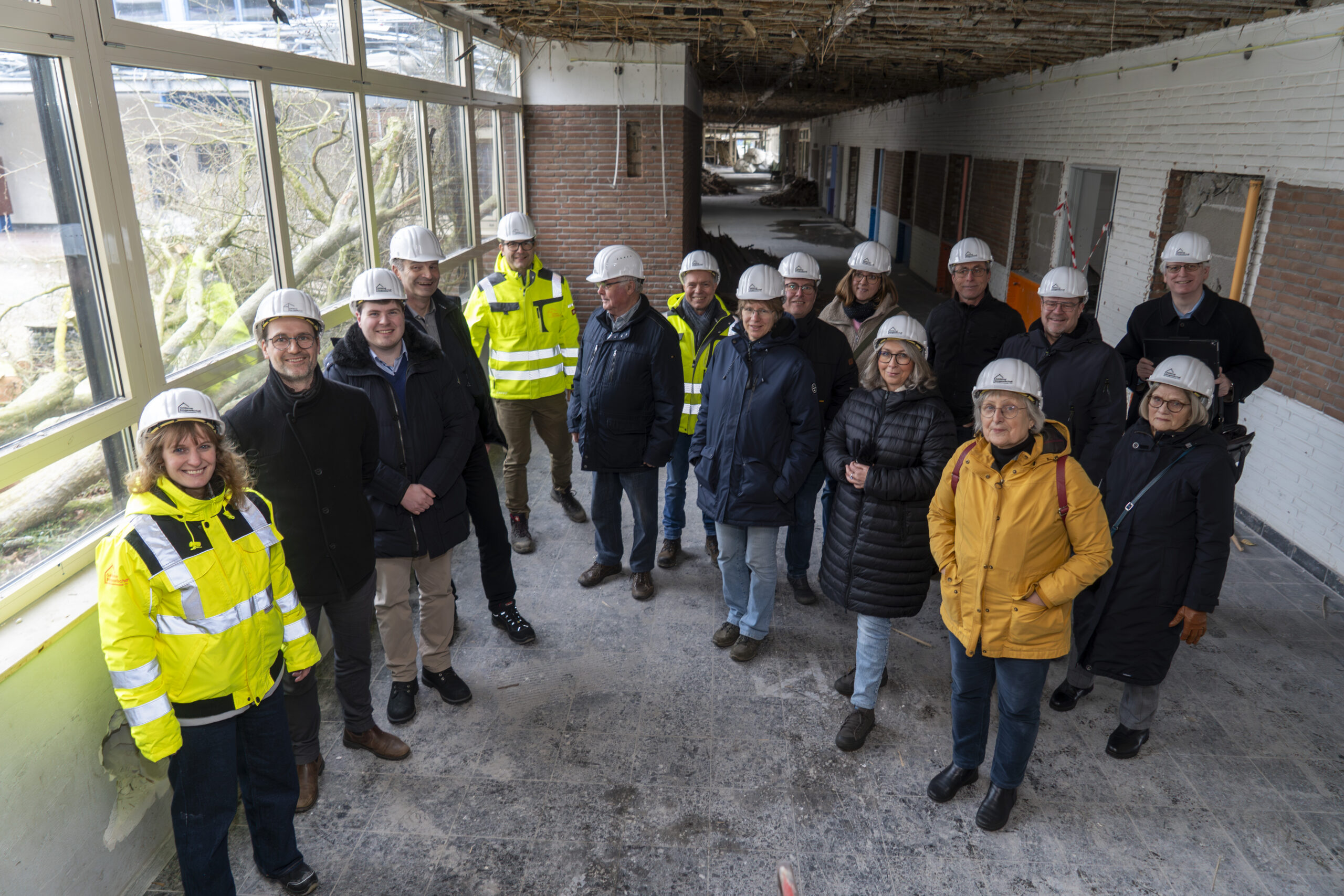 Mitarbeiter des Gelderner Stadtrates mit Mitarbeitern der GBG beim letzten Rundgang durch das alte Gebäude